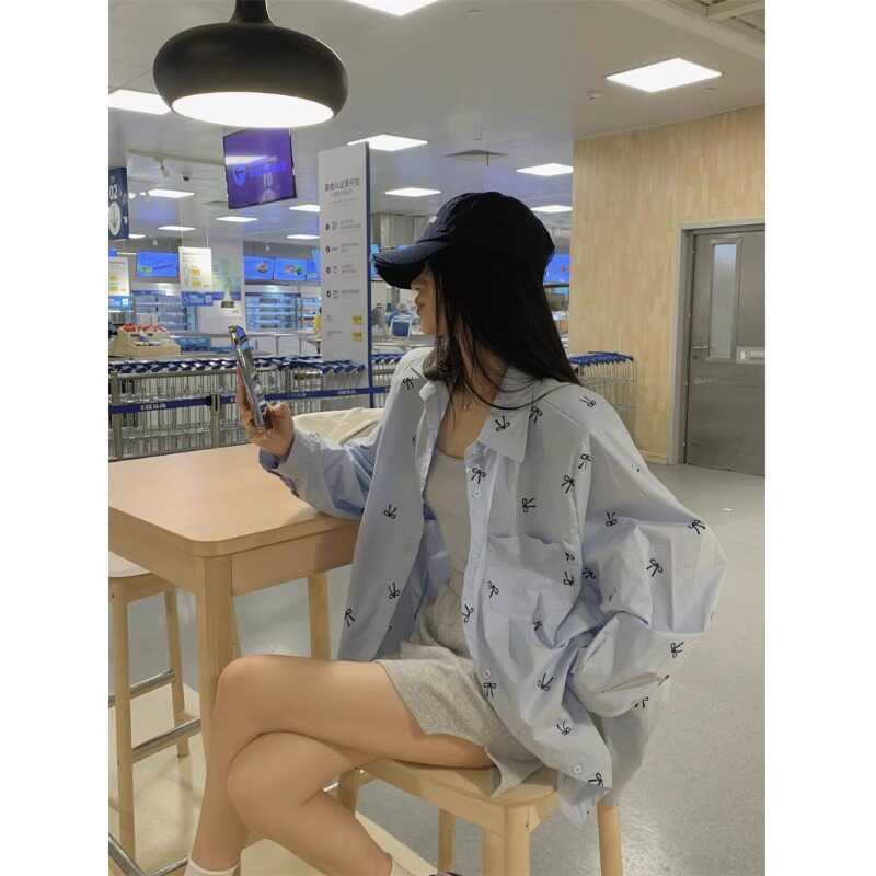 蓝色薄款防晒衬衫女长袖夏季设计感小众蝴蝶结印花中长款外套上衣