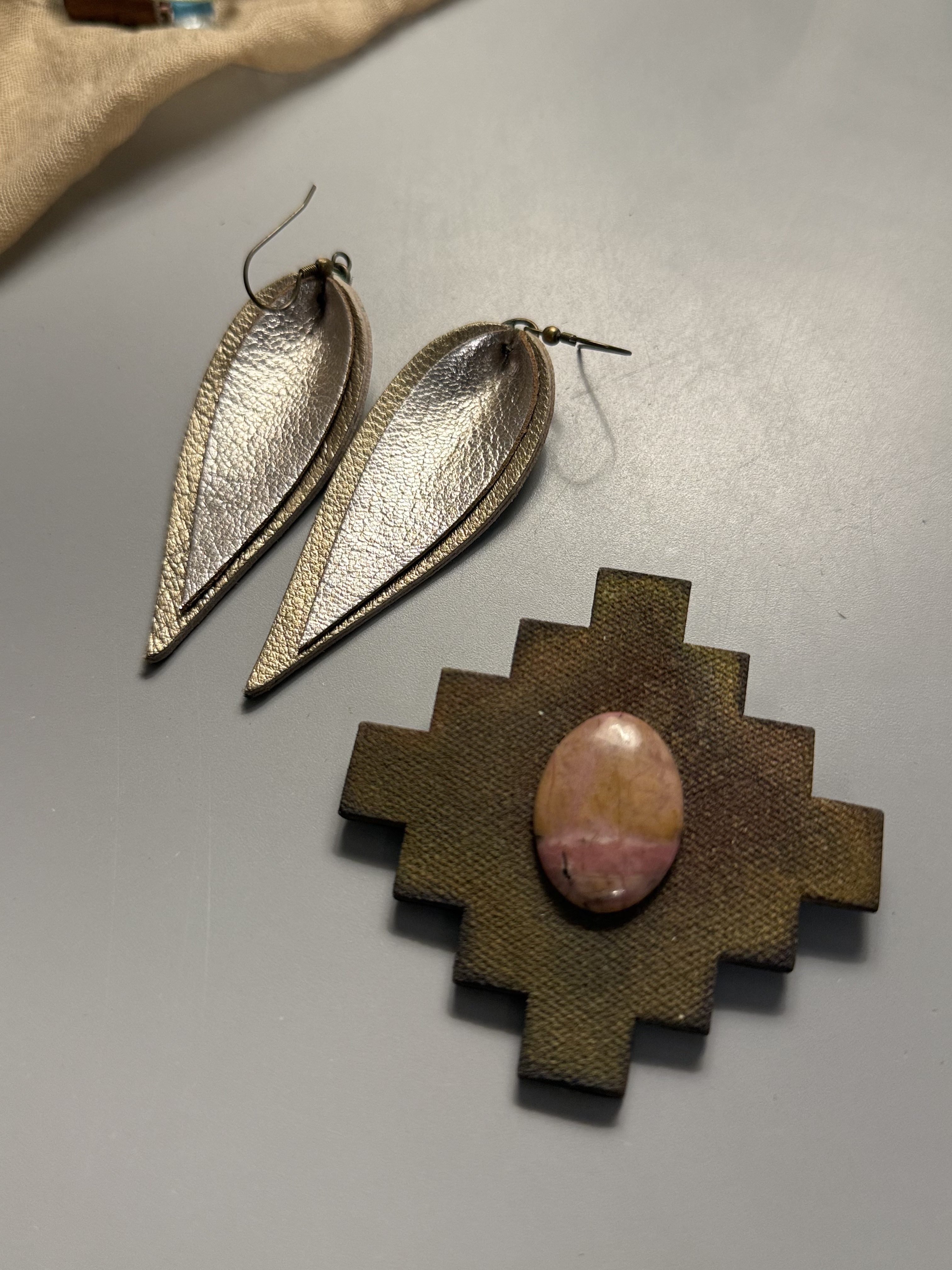 中古默认微瑕 艺术家签名陶瓷胸针皮耳环一套 在途一个月