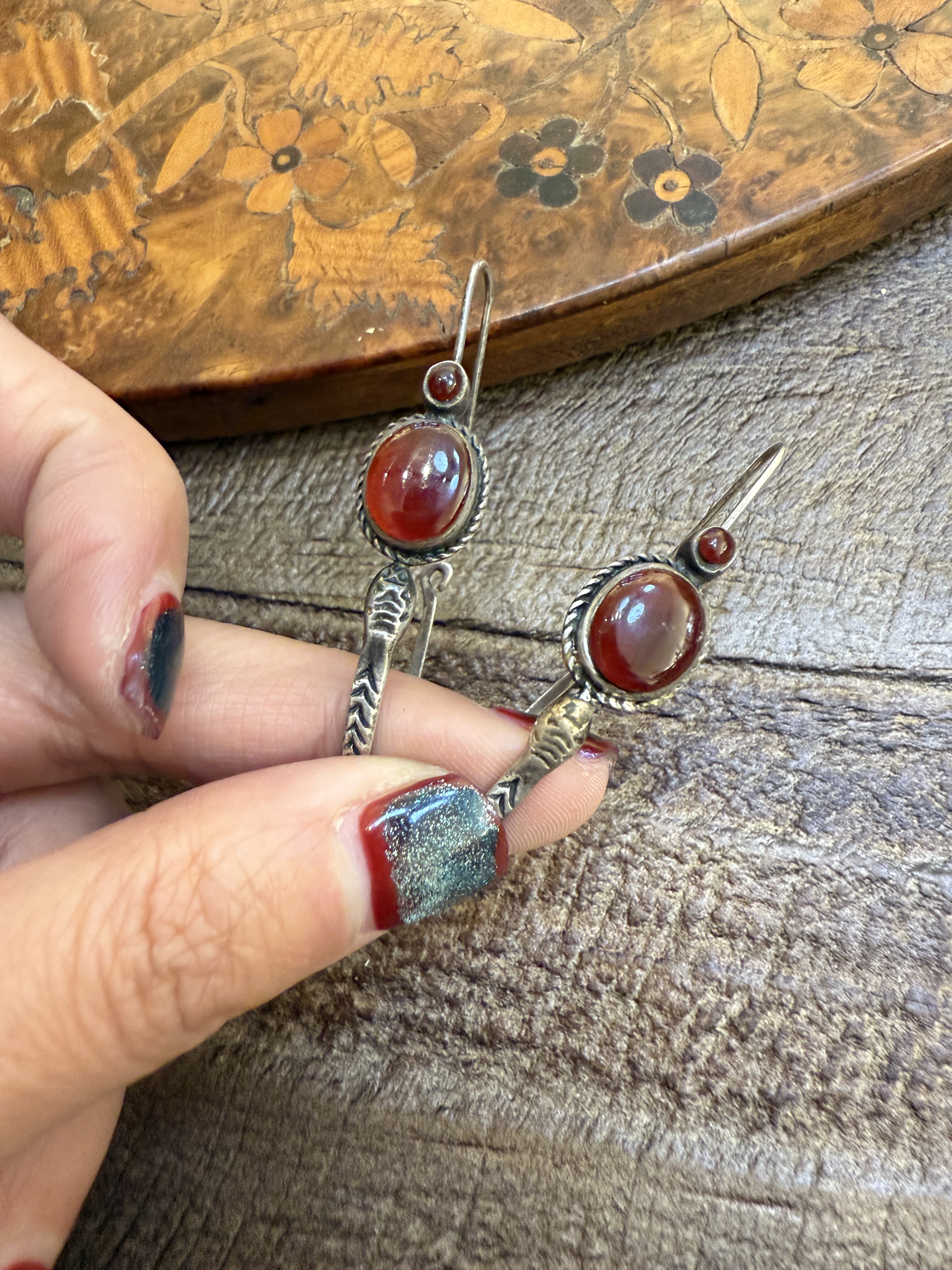 中古默认微瑕不退不换  红玛瑙蛇形银耳圈 意大利