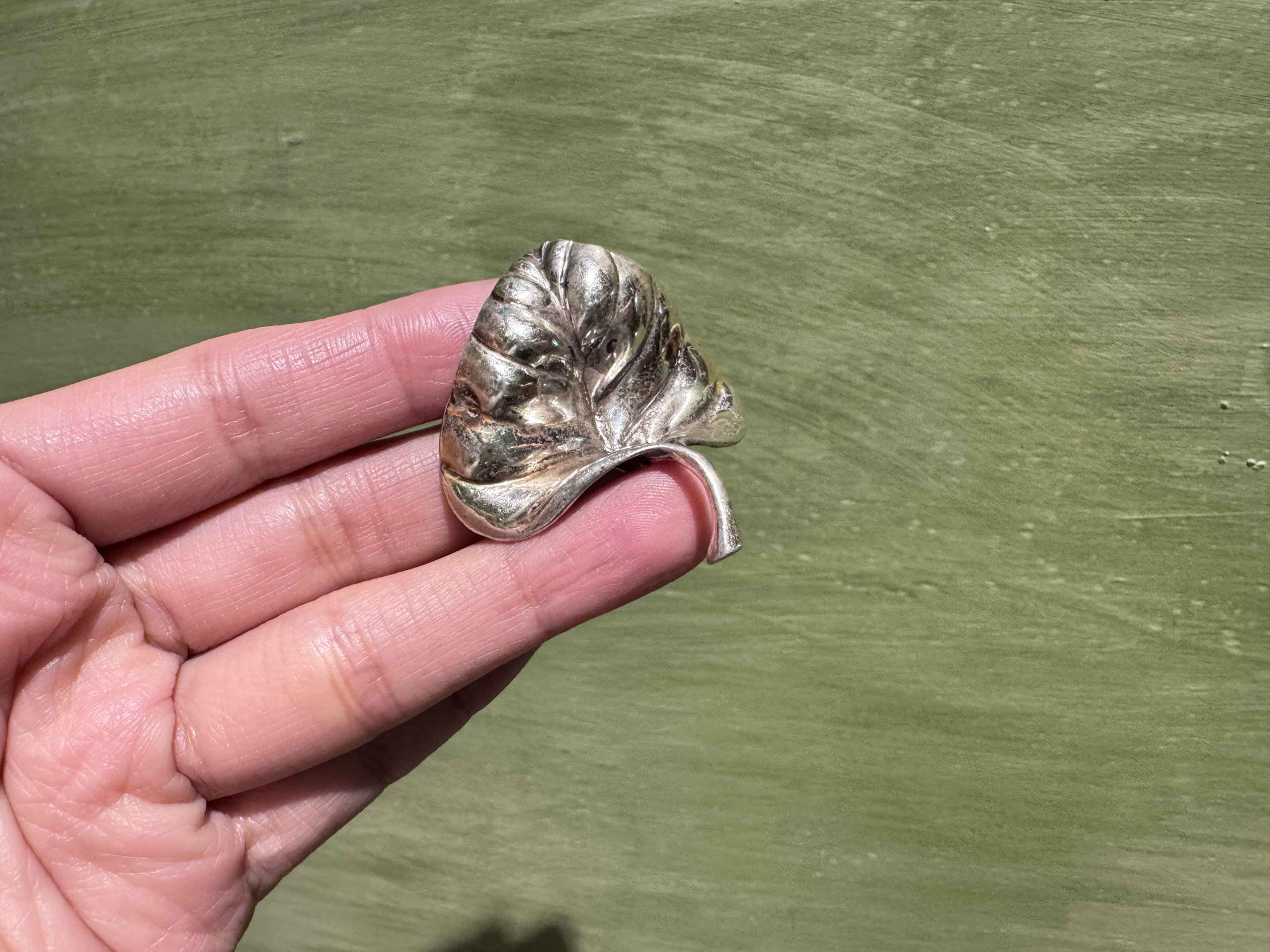 中古不完美不退不换 可爱立体叶子银胸针 意大利