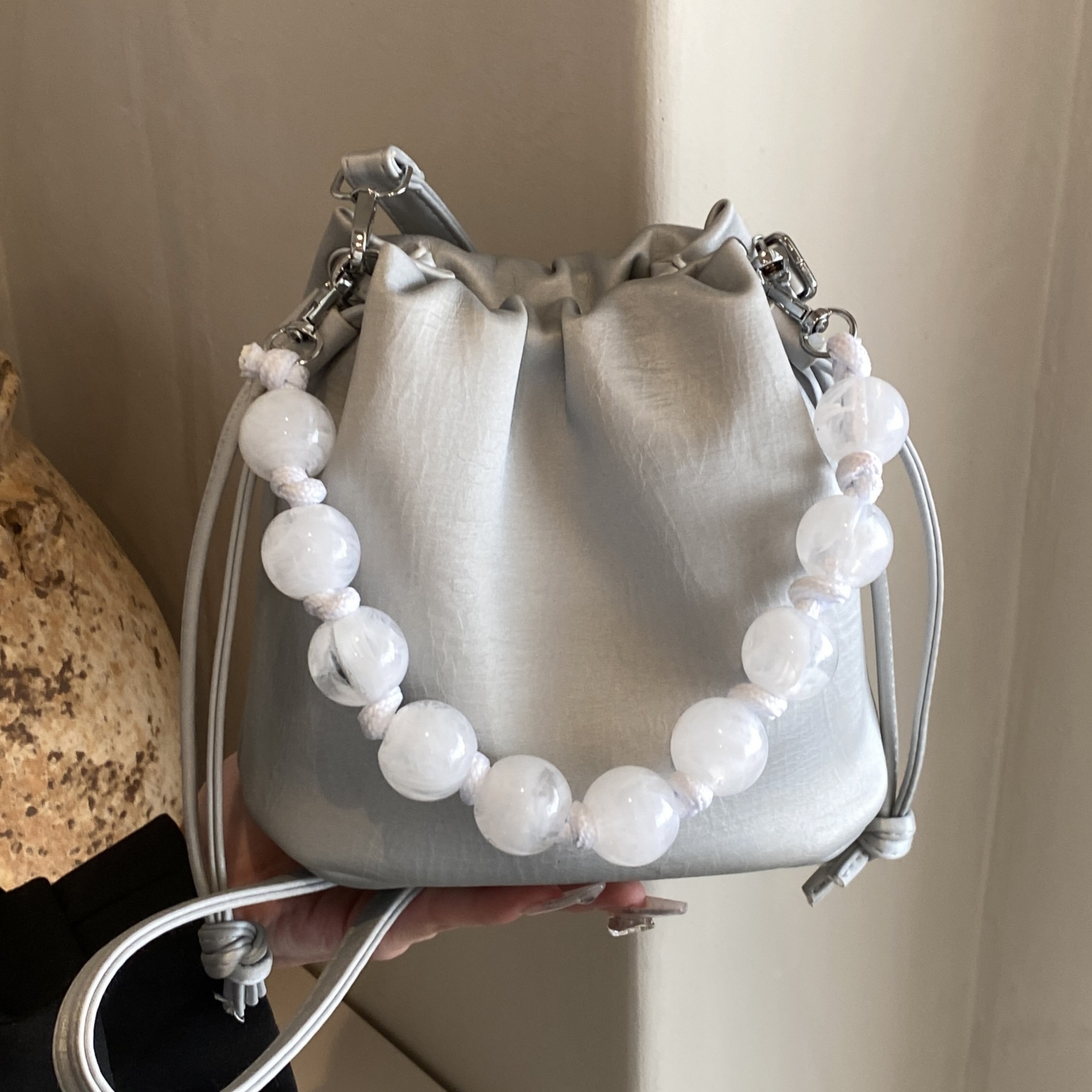 珍珠褶皱手提包包女2024新款潮时尚抽绳单肩包韩版斜挎水桶小包包