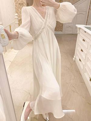 法式白色v领泡泡袖连衣裙女早秋季气质高级感褶皱长袖小香风裙子