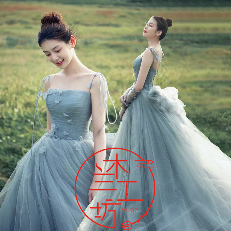 사진 스튜디오 외부 화려한 거즈 테마 의상 도망자 공주 숲 스타일 웨딩 사진 사진 잔디 사진 트레일 드레스