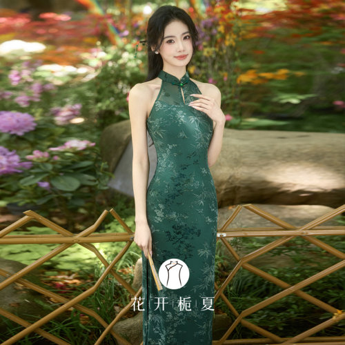 绿色复古新中式无袖挂脖旗袍