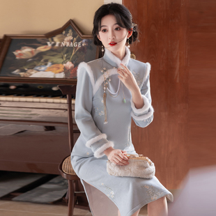 蓝色毛呢刺绣旗袍2025冬季新款复古民国风年轻款少女加绒连衣裙