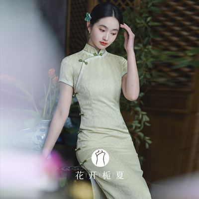 绿色长款人丝提花旗袍少女日常