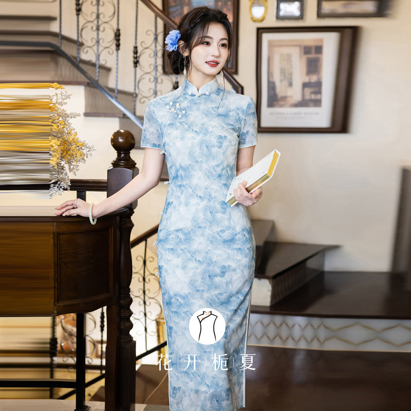 新中式绝美气质少女蓝色旗袍图片