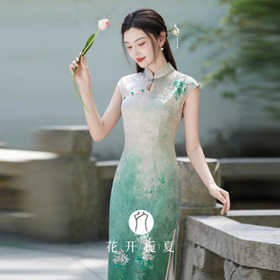 《茶卡盐湖》绿色无袖旗袍2025夏季中式改良年高级修身连衣裙