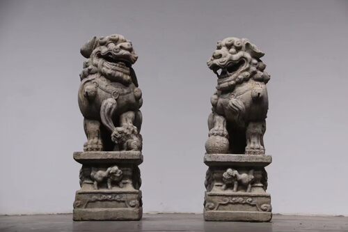 明代.门狮.  高100，长54宽35厘米 气势雄伟.左为雄狮，右为雌狮