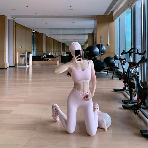 Byu run 新款美背瑜伽吊带背心运动套装女高腰蜜桃臀健身裤两件套