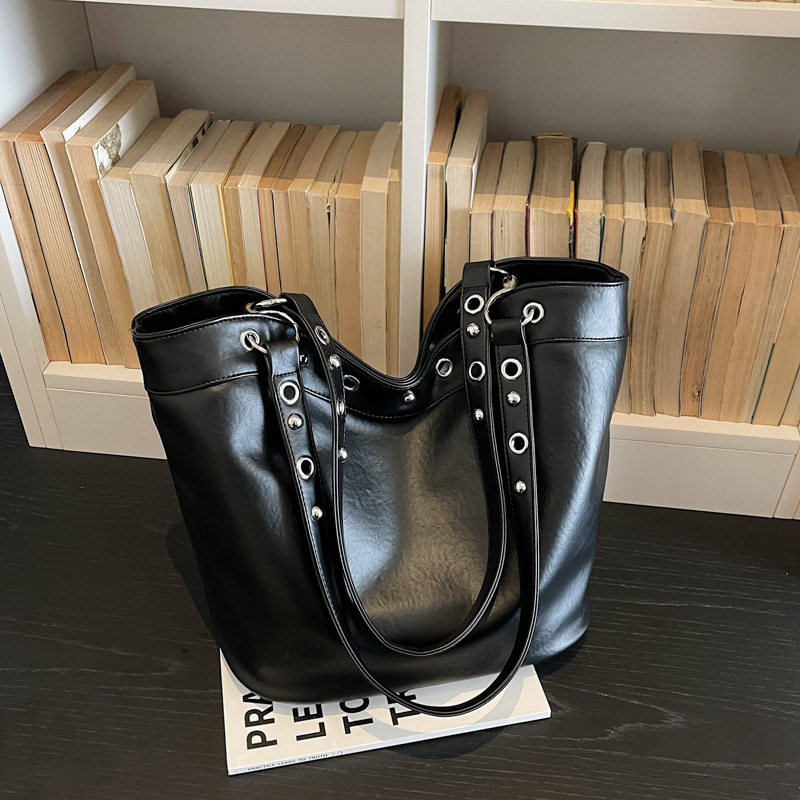 大容量朋克机车包铆钉通勤托特包2026新款复古时尚手提单肩水桶包,箱包皮具/热销女包/男包,水桶包,淘宝优惠券,粉丝福利购,淘宝优惠卷