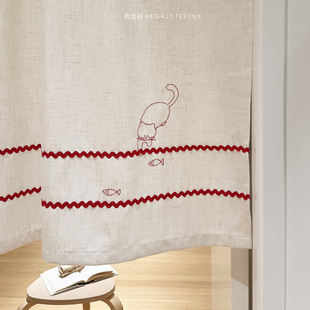 HEGALY 小胖猫抓鱼手工绣花亚麻质地门帘穿杆款米白色创意手作帘