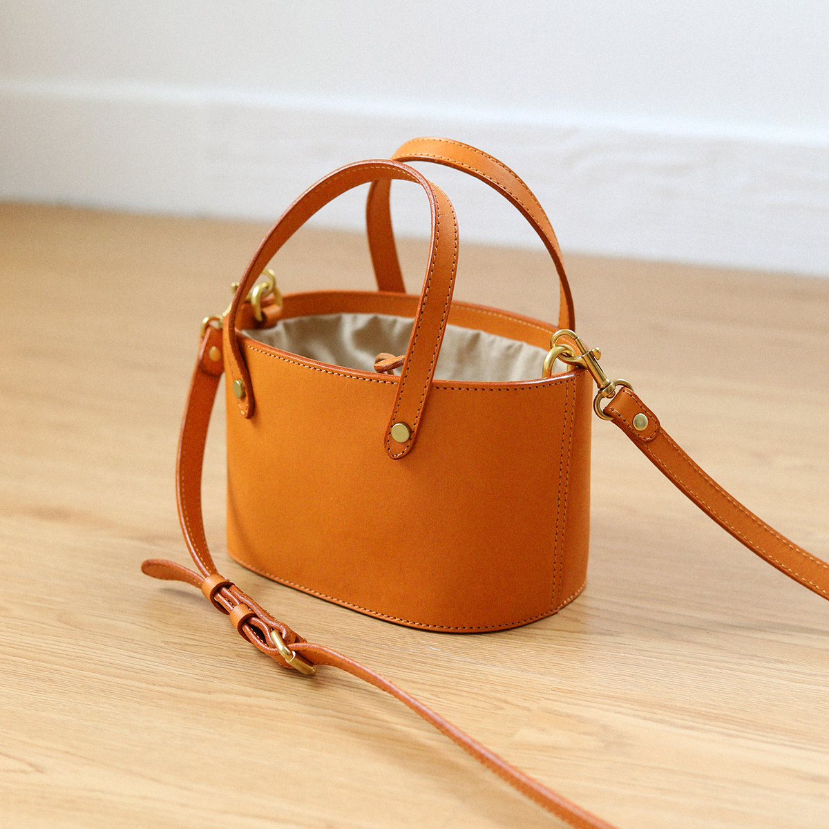 荣轻复古手工牛皮小菜篮子包头层植鞣皮斜挎水桶包小众抽绳手提包,箱包皮具/热销女包/男包,水桶包,淘宝优惠券,粉丝福利购,淘宝优惠卷