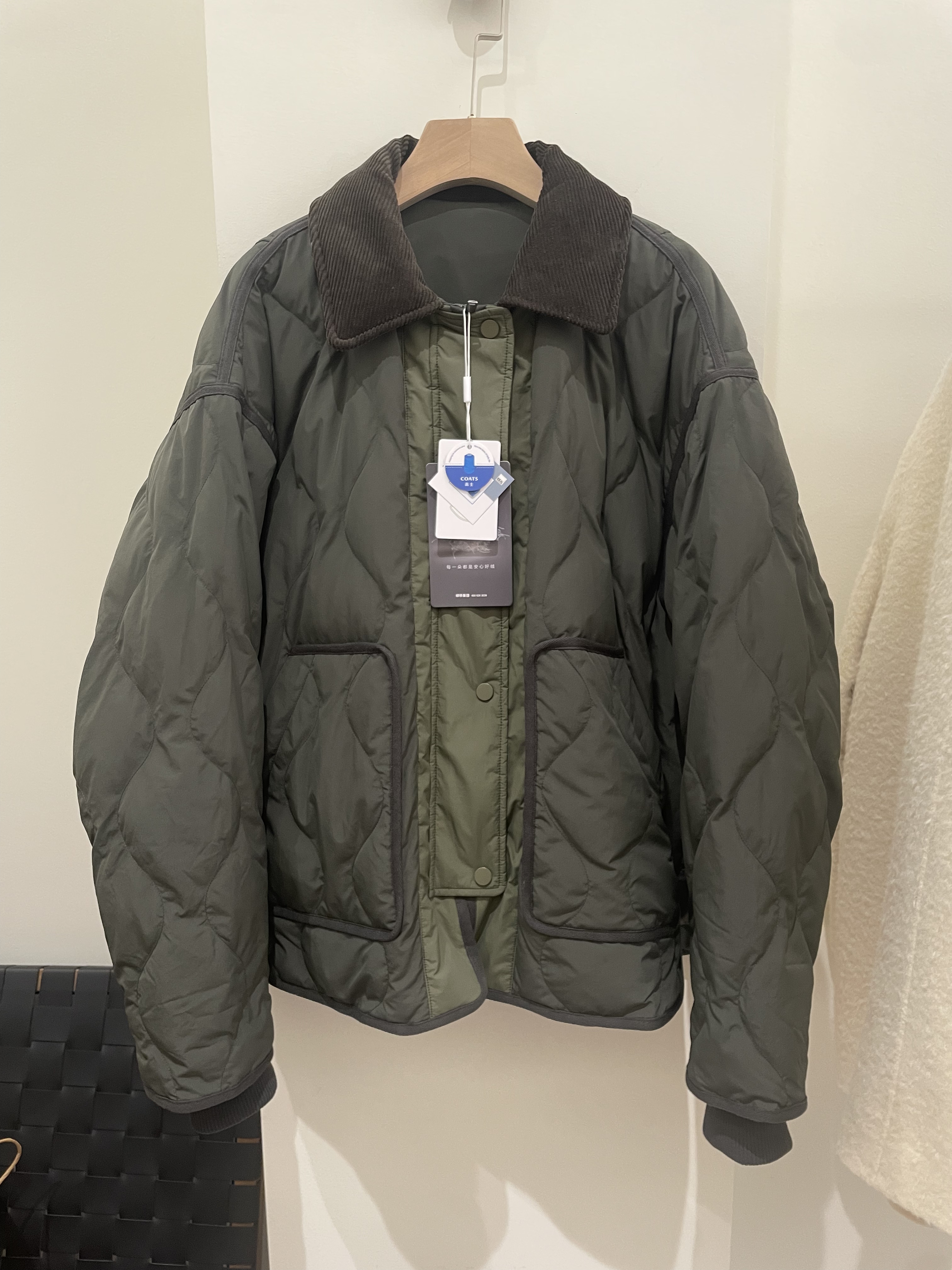 军绿色复古风灯芯绒拼接领超轻衍缝女士羽绒服