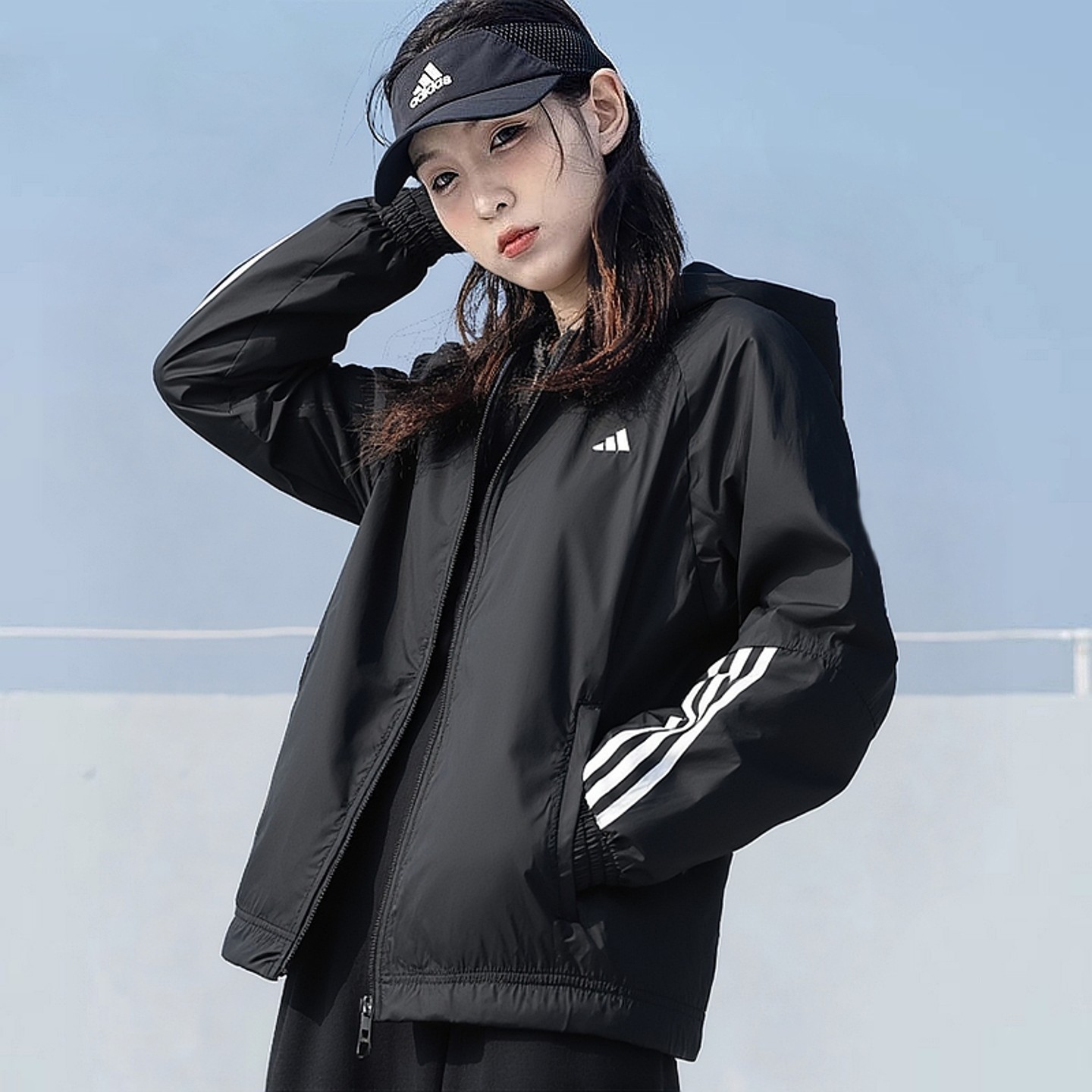 阿迪达斯外套女装2025秋季新款宽松训练三条纹运动服健身连帽夹克