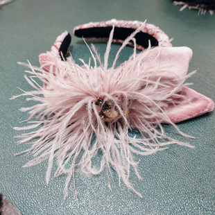原创粉色侧边鸵鸟毛发卡女丝绒蝴蝶结发箍宽边压发带齿头箍镶钻