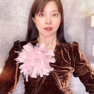 秋冬粉色镶钻花大毛毛胸针女羽毛胸花蓬松氛围感别针百搭胸饰配饰