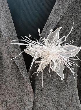 原创仙美白色鸵鸟毛串珠胸针女胸花别针高级感胸饰水晶手工花朵