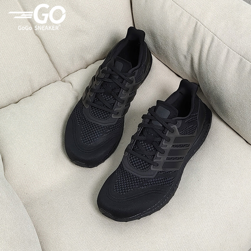 阿迪达斯男女跑步运动鞋