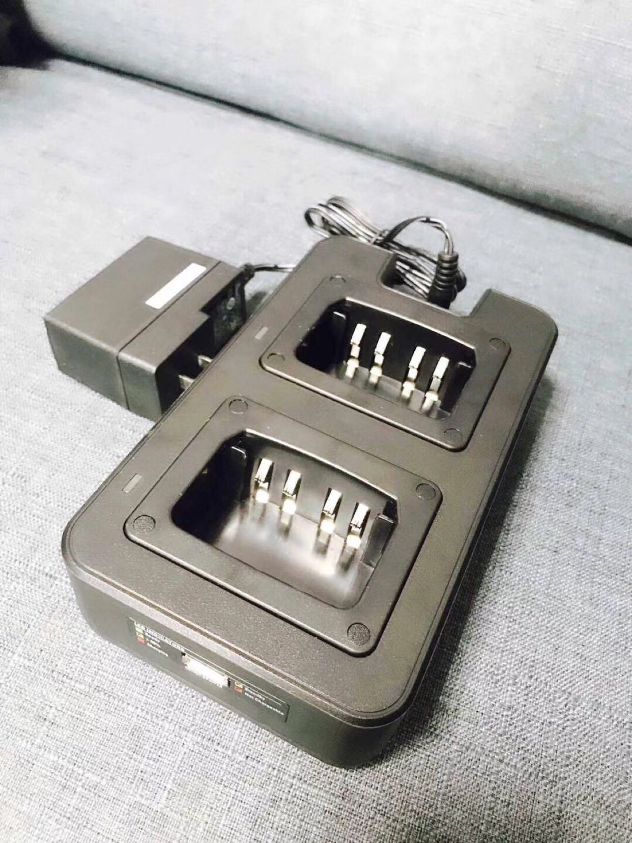 高品质适配摩托罗拉对讲机充电器