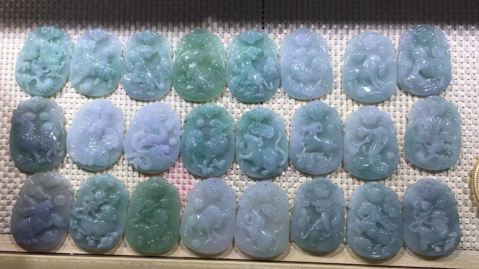 各类12生肖牌麒麟龙龟牌貔貅花件观音佛手串手镯吊坠散珠配件批发