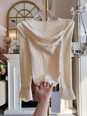 2026年春季新款重工钉珠喇叭袖打底衫上衣宽松v领纯欲风针织衫女