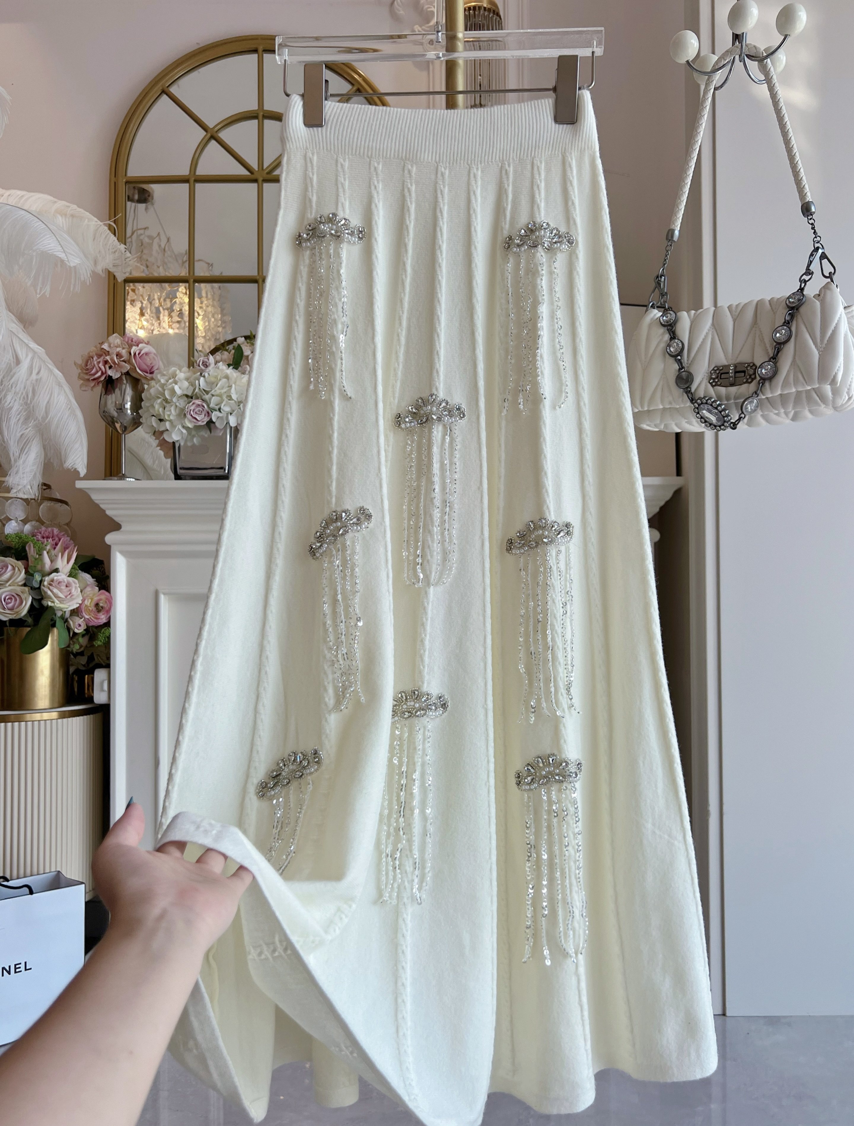 重工镶钻流苏针织半身裙女装2025年秋冬原创松紧腰中长款白色裙子