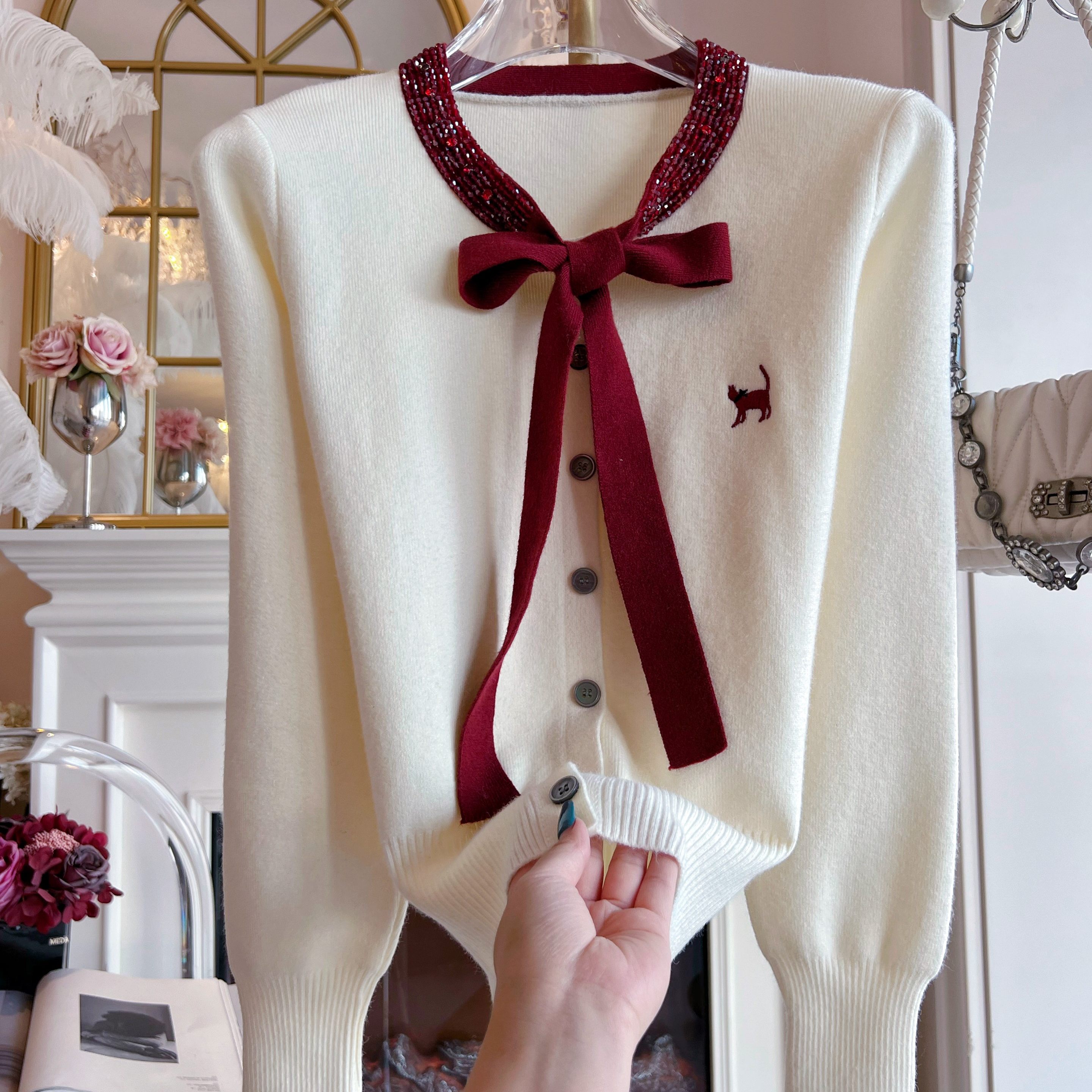 2025年秋冬重工镶钻蝴蝶结拼接撞色针织衫白色单排扣毛衣外套女装