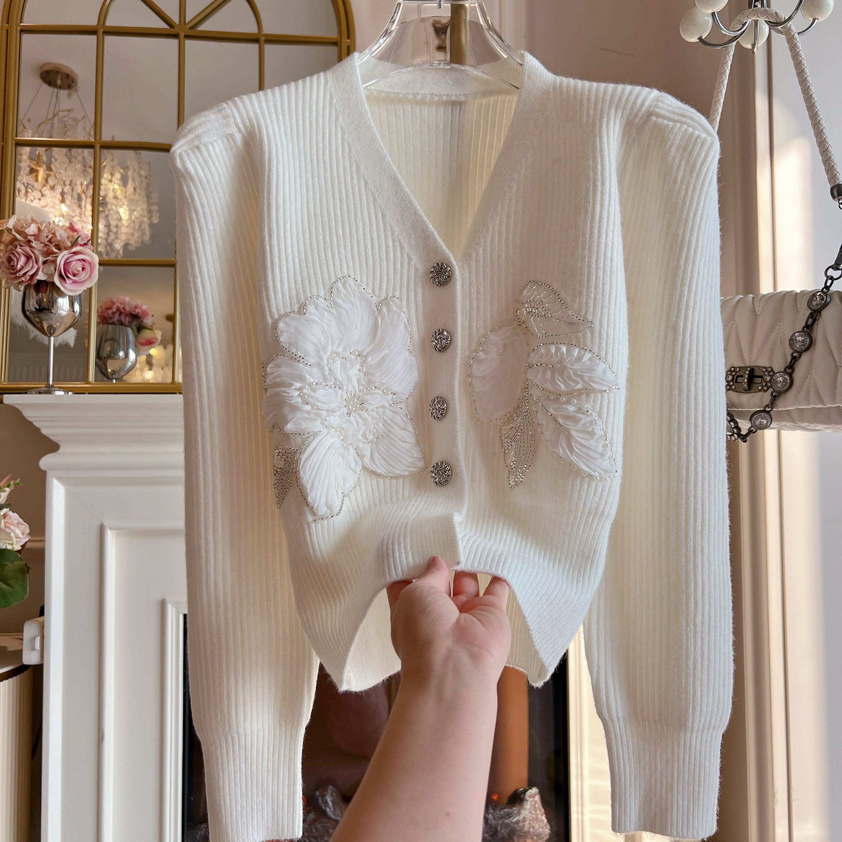 温柔风米白色毛衣外套女2025年秋冬新款v领单排扣镶钻长袖针织衫