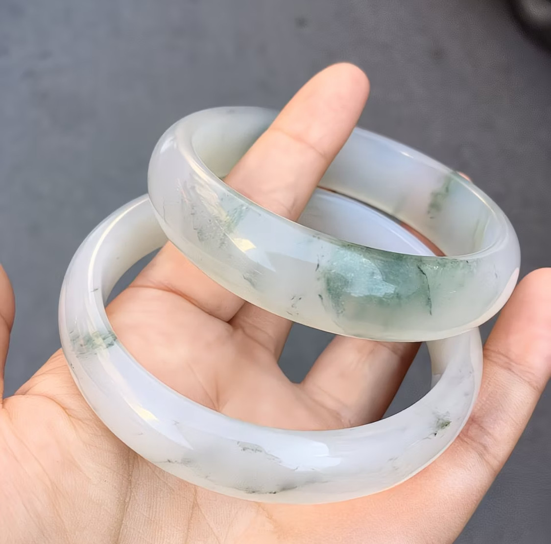 天山翠玉石天然飘花手镯翡翠色平安镯女款简约百搭款