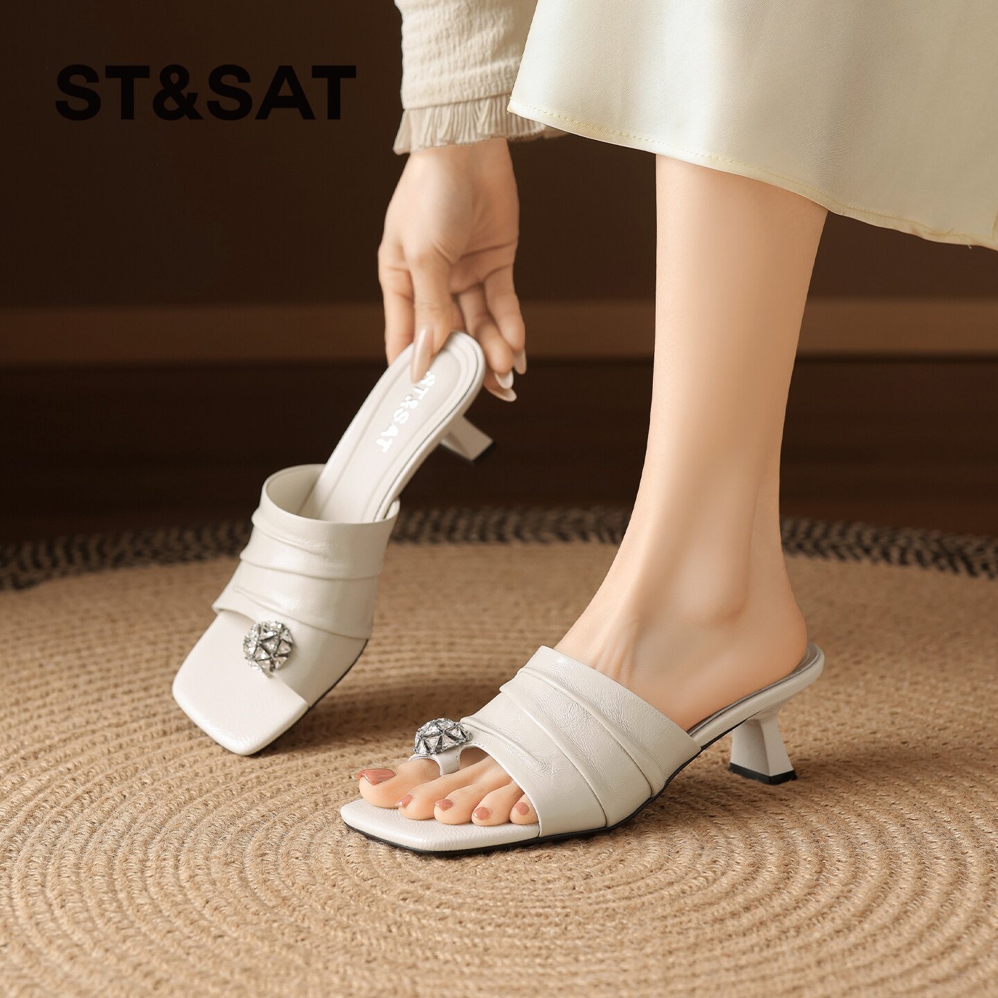 星期六方头一字拖女2026年新款春季钻石配饰粗跟凉鞋百搭休闲拖鞋