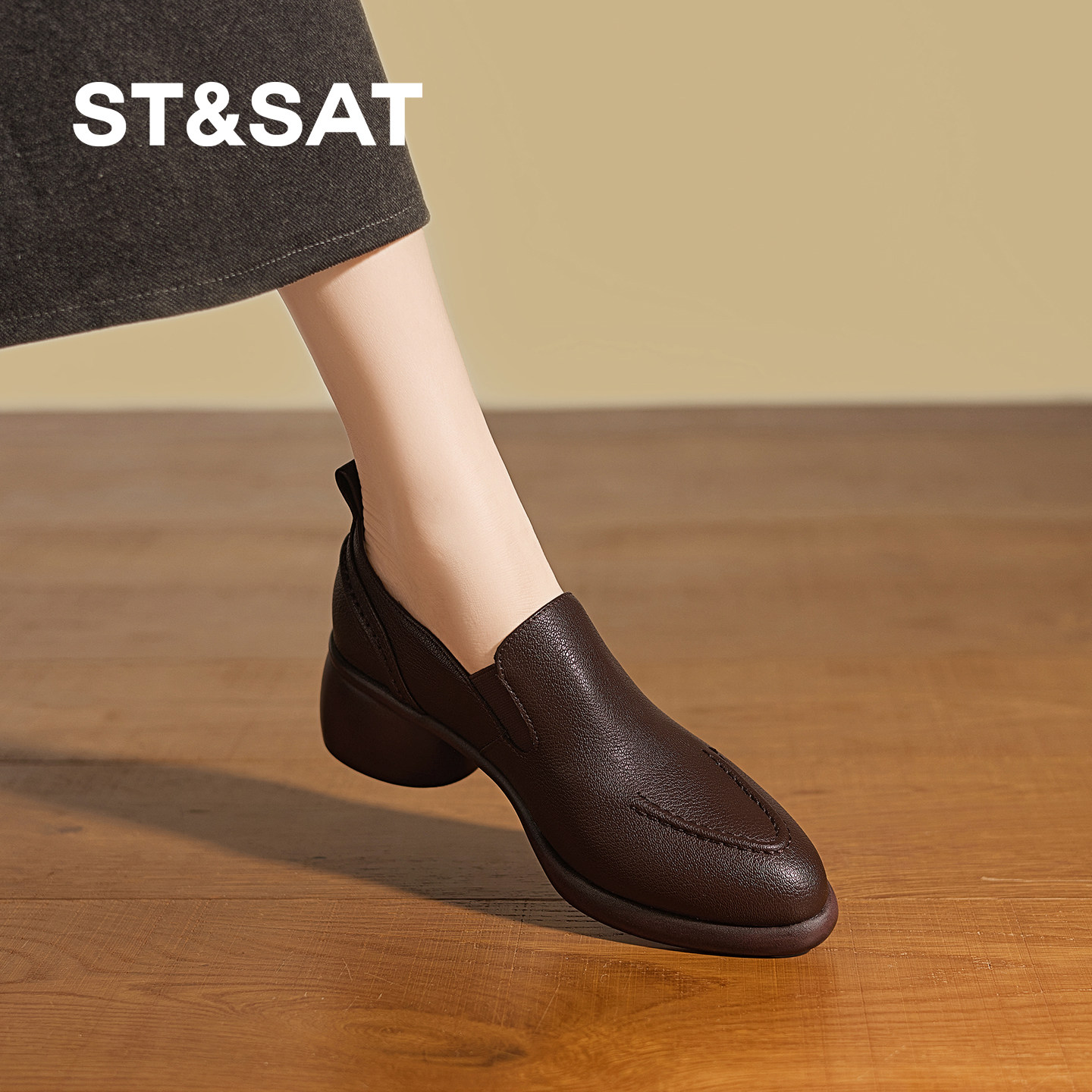 星期六深口单鞋女2026爆款棕色尖头粗跟软底一脚蹬舒适百搭乐福鞋