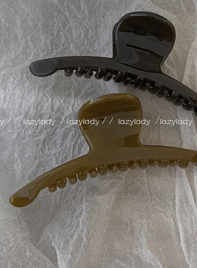 发量偏少到适中！抓的chao紧而且hen轻便。盘发后脑勺鲨鱼夹抓夹