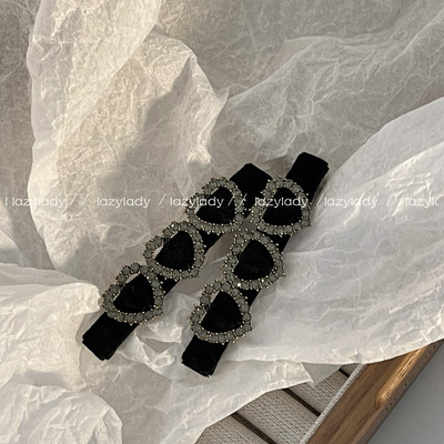 黑色气质爱心发夹一对装哦。