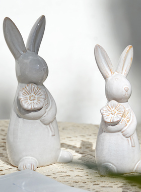 陶瓷北欧简约捧花小兔子家居摆件