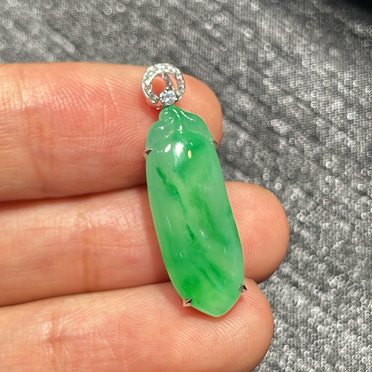 天然缅甸A货翡翠福瓜吊坠甜绿色玉石挂件18K金钻石镶嵌饰品