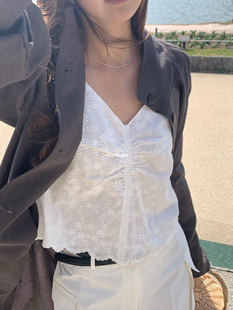 东大门 25ss 立体蕾丝 镭花 可调节 OVERTAKE v领吊带 Amy韩代