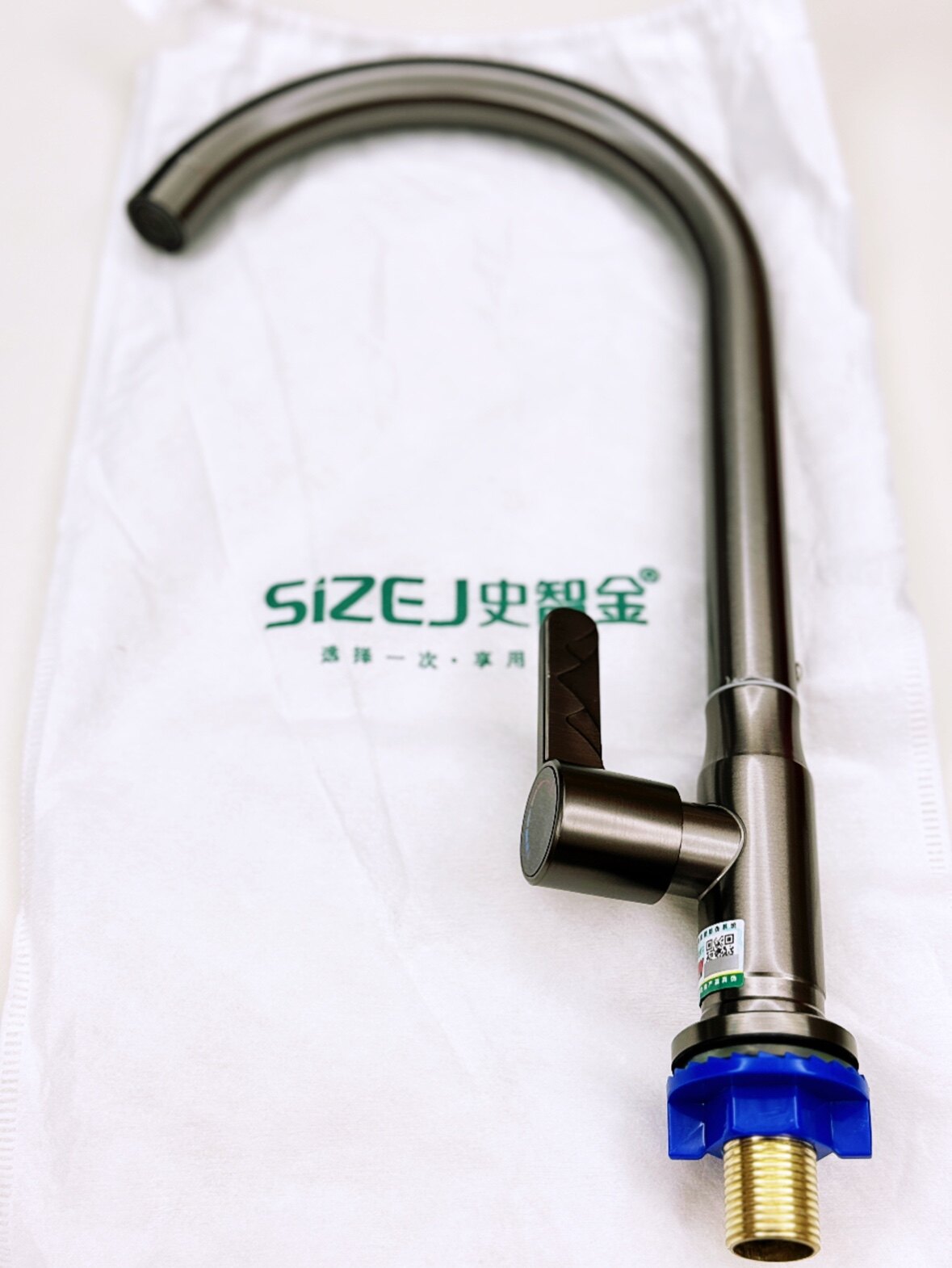 新品 枪灰色家装材料单冷立式水厨房龙头