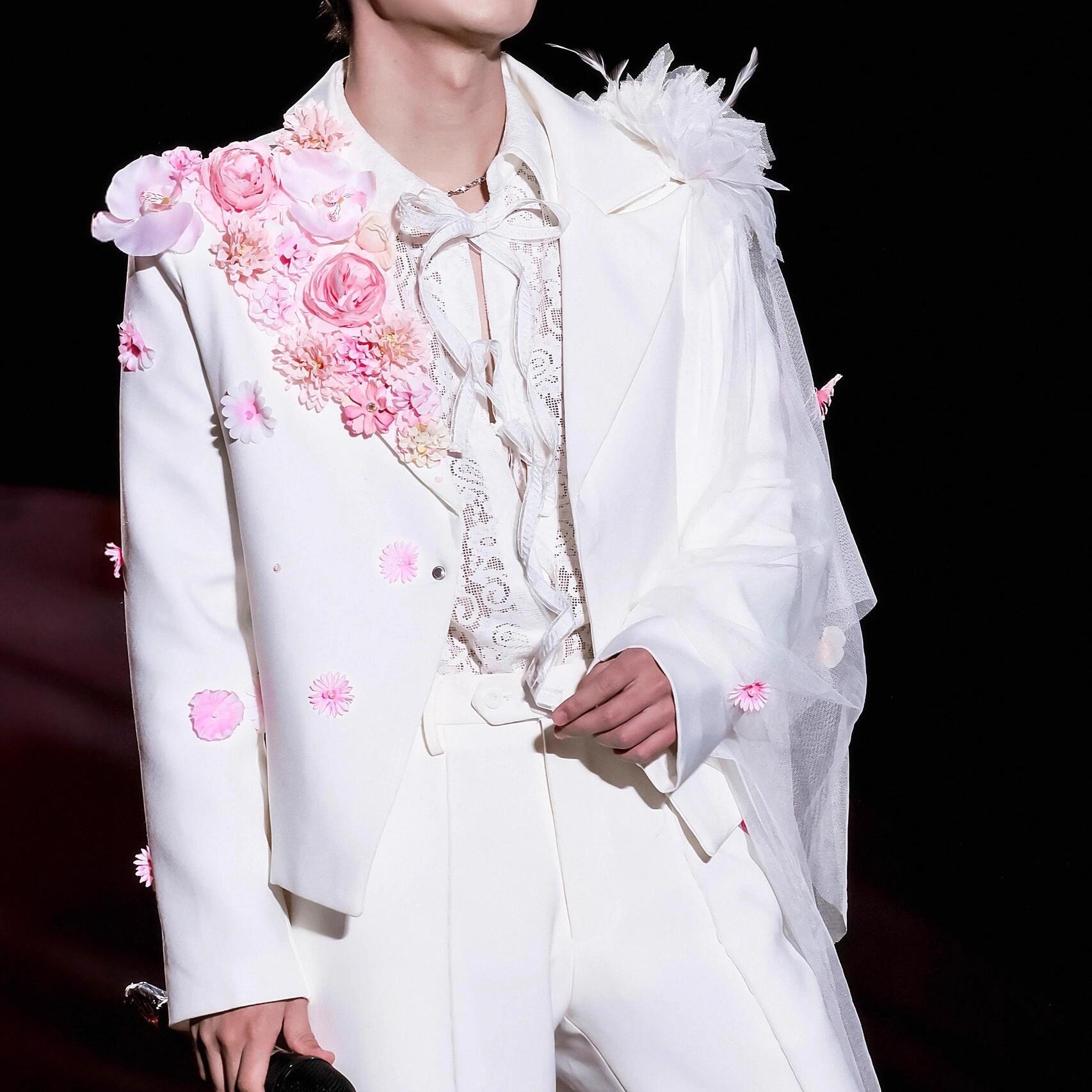 蒋敦豪同款男士白色纯手工花短款飘纱西服演唱会演出服西装潮牌男