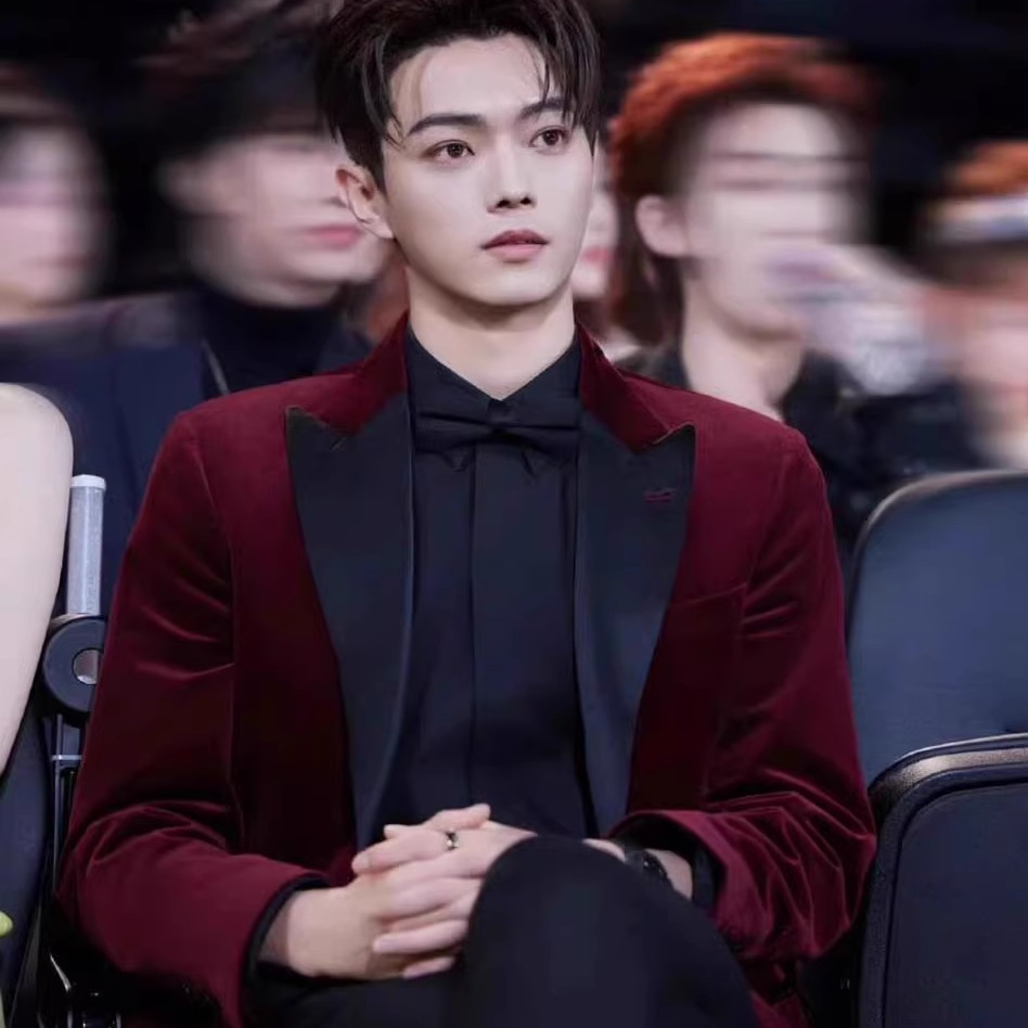 许凯明星同款酒红色轻奢丝绒西服