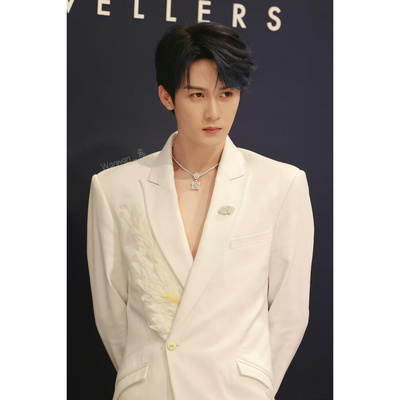 檀建次同款男士白色羽毛西服套装