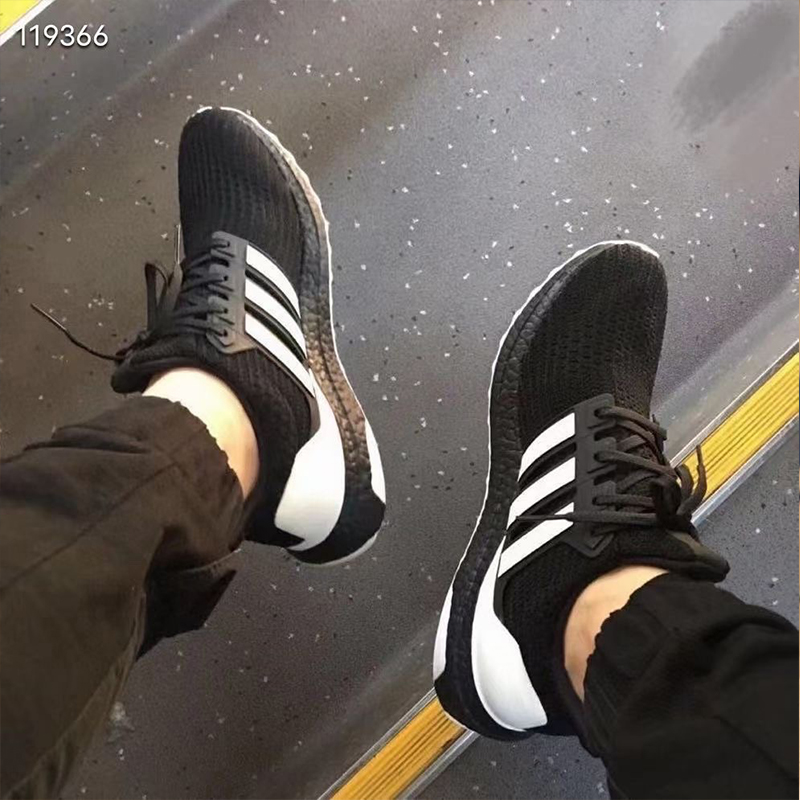 阿迪达斯黑武士UltraBoost