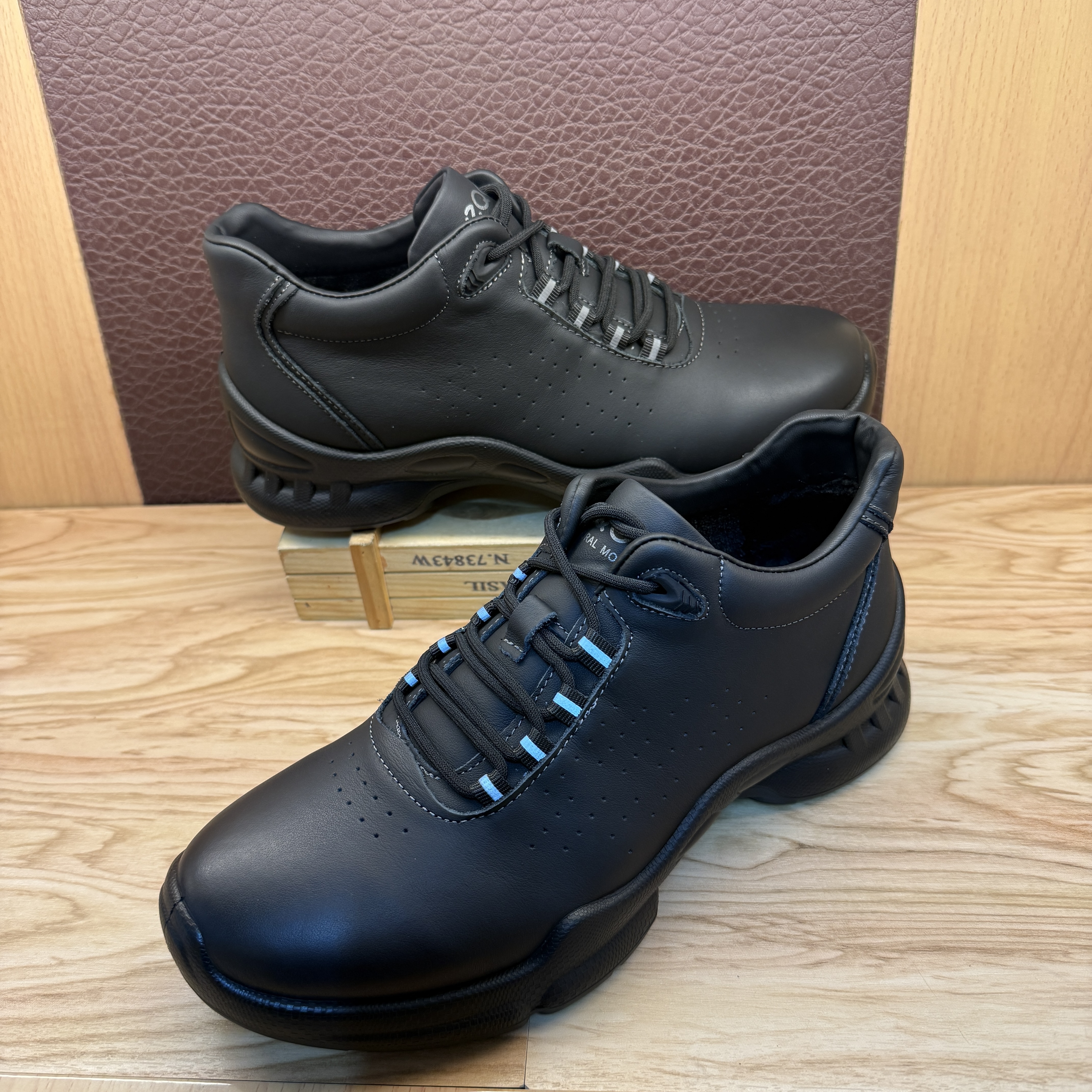 外贸头层牛皮厚底加绒保暖运动休闲鞋秋冬款防寒中帮户外健步鞋男