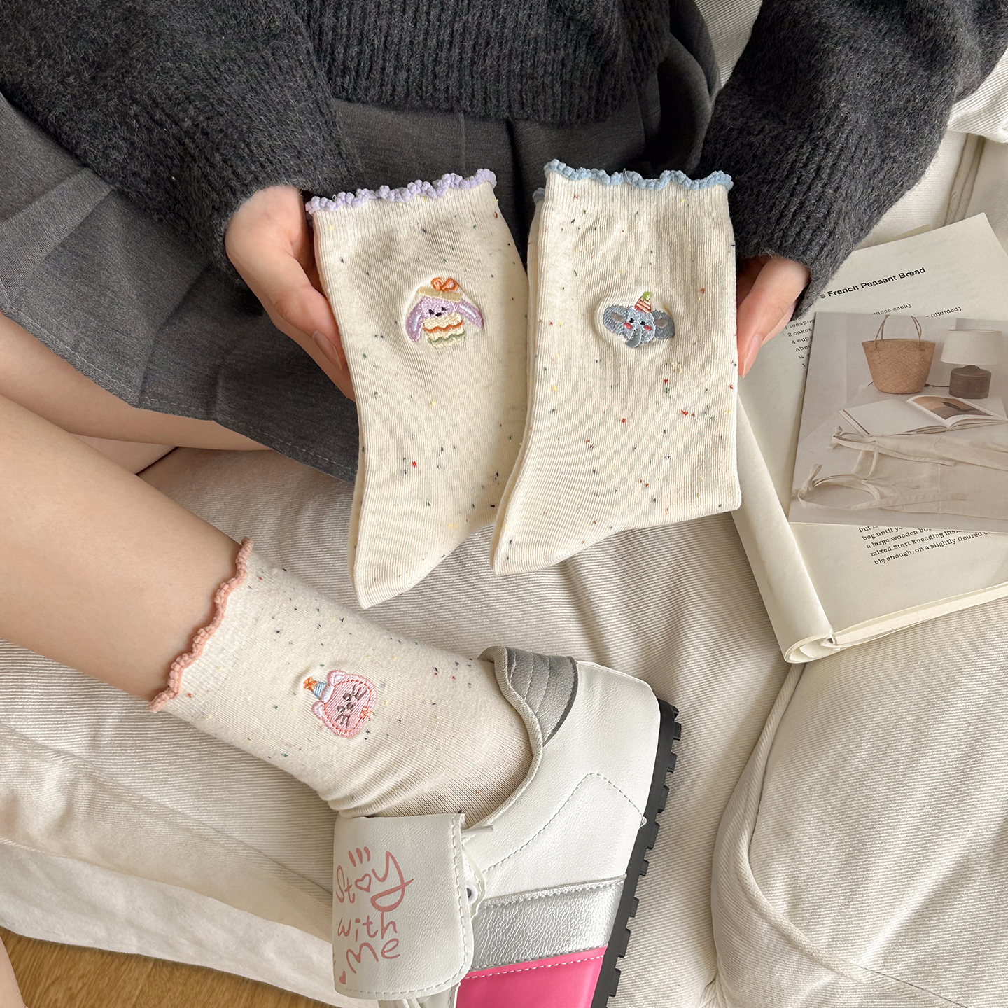 袜子女秋冬款纯棉中筒袜ins潮日系可爱卡通木耳边长筒刺绣堆堆袜