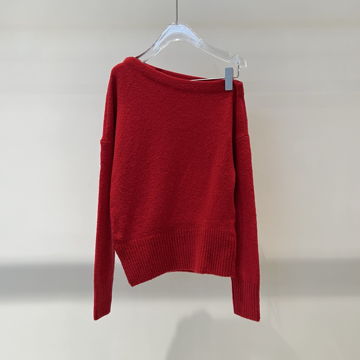 红色极简风斜肩不对称套头针织衫