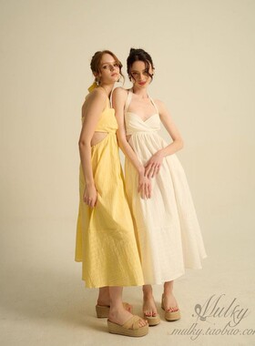 【泰国代购】设计师设计 Trikul 温柔气质挂脖露背连衣裙中长裙