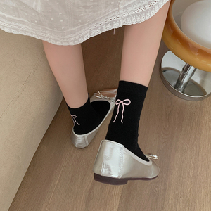 DODOYO 后跟蝴蝶结刺绣袜子女中筒秋冬黑白灰色纯棉芭蕾风堆堆袜