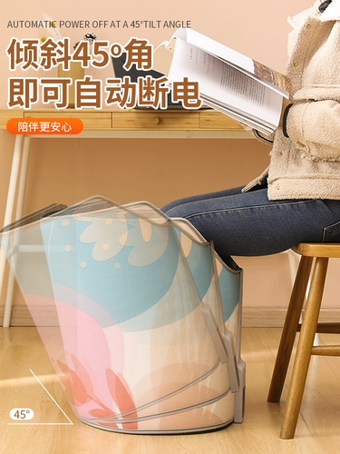 В офисном столе теплые ноги сокровища в зимнем тепло. Отопление.