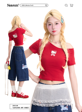 NERESUM红色Kitty猫蕾丝刺绣斜领短袖女设计感甜辣露肩短上衣T恤