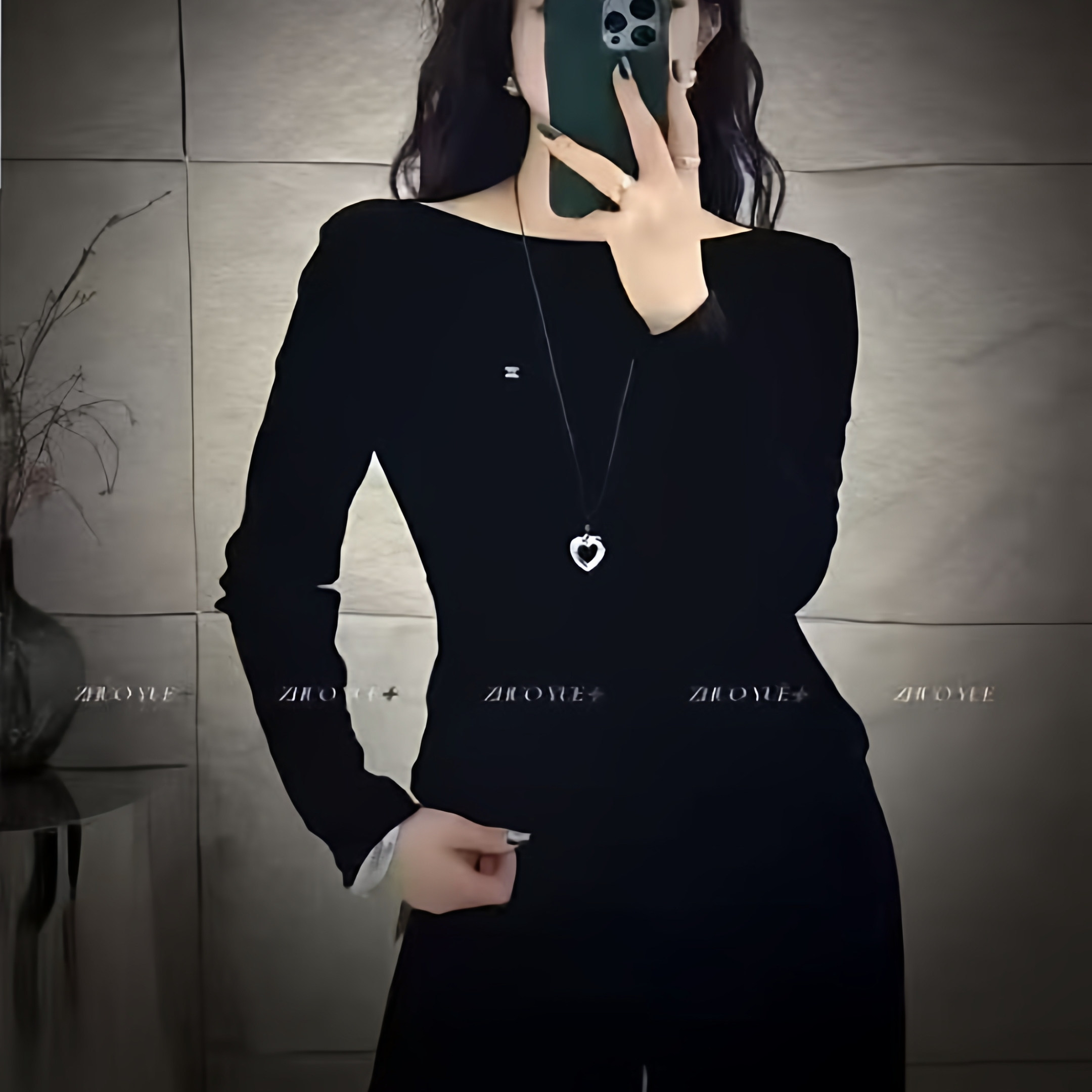 欧洲站2025秋季新款时尚百搭金属标圆领修身显瘦植绒长袖T恤女